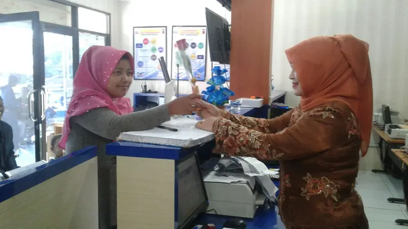 Hari Kartini di Polres Garut, Bagi Cokelat hingga Bikin SIM Gratis