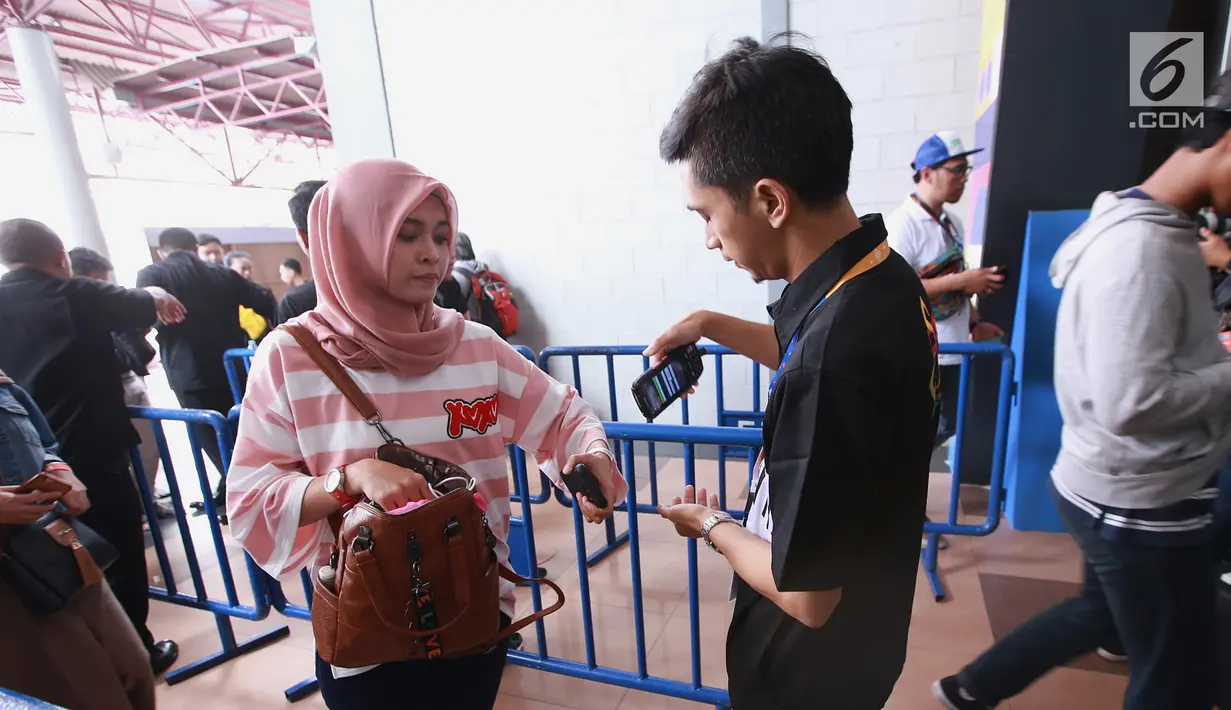 Petugas mengecek pengunjung yang akan menyaksikan Jakarta Internasional Comedy Festival (JICOMFEST) 2019 hari pertama di JIExpo, Kemayoran, Jakarta, Sabtu (3/8/2019). JICOMFEST 2019 dikemas dalam format komedi musik hingga komedi tradisional. (Dream.co.id/Deki Prayoga)