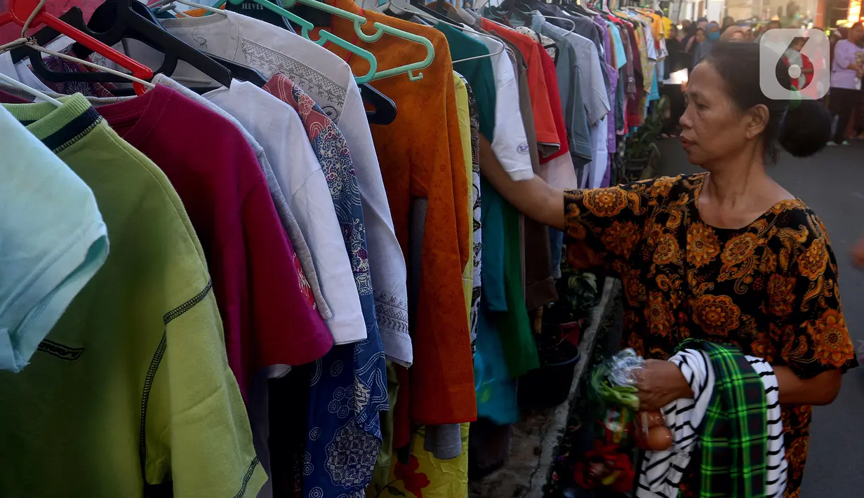 Warga memilih pakaian bekas saat kegiatan Ramadhan Berbagi: Bazaar Sayuran dan Baju Layak Pakai di Jalan Jati Padang, Pasar Minggu, Jakarta Selatan, Jumat (7/4/2023). (merdeka.com/Arie Basuki)