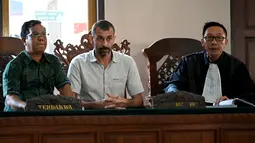Warga negara Prancis, Samuel Pierre Danguny (tengah) menjalani sidang atas kepemilikan narkoba di Pengadilan Negeri Denpasar, Kamis (1/8/2019). Pierre mengaku mengonsumsi narkotika untuk menghilangkan rasa sakit akibat operasi pada kakinya yang patah bulan Juli tahun 2018. (SONNY TUMBELAKA/AFP)