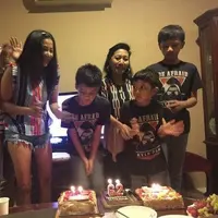 Frans Mohede merayakan ulang tahun ibunda mertuanya bersama Amara dan ketiga anaknya