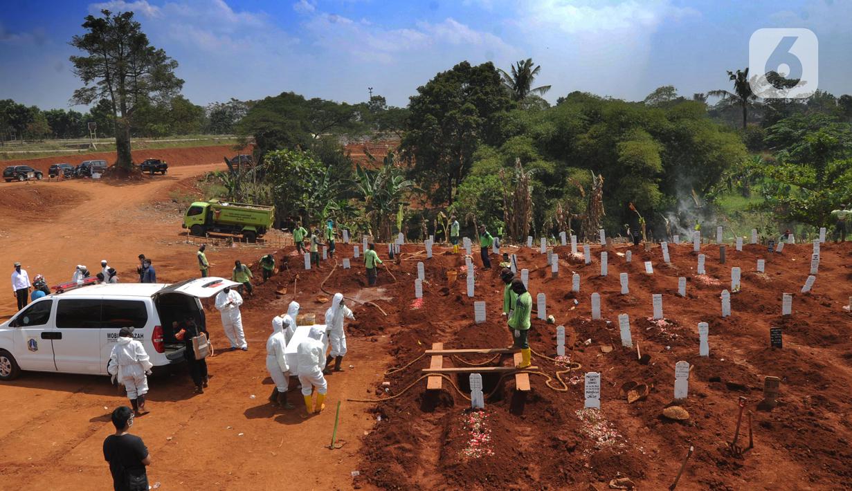 Petugas menggotong peti jenazah pasien Covid-19 di TPU Pondok Ranggon, Jakarta Senin (7/9/2020). Petugas pemakaman mengatakan terjadi lonjakan jenazah yang terjadi dalam satu bulan lebih terakhir dengan  memakamkan lebih  30 jenazah dalam satu hari. (merdeka.com/Arie Basuki)