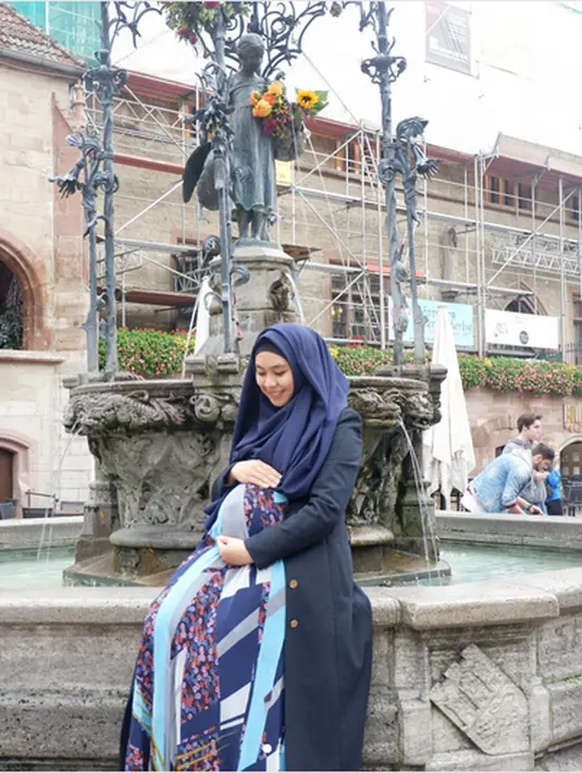 Selama dua minggu sejak berangkat 7 Oktober silam, perempuan yang tengah hamil tujuh bulan itu akan mengunjungi beberapa universitas di Jerman untuk membahas topik Islam. (Instagram/okisetianadewi)