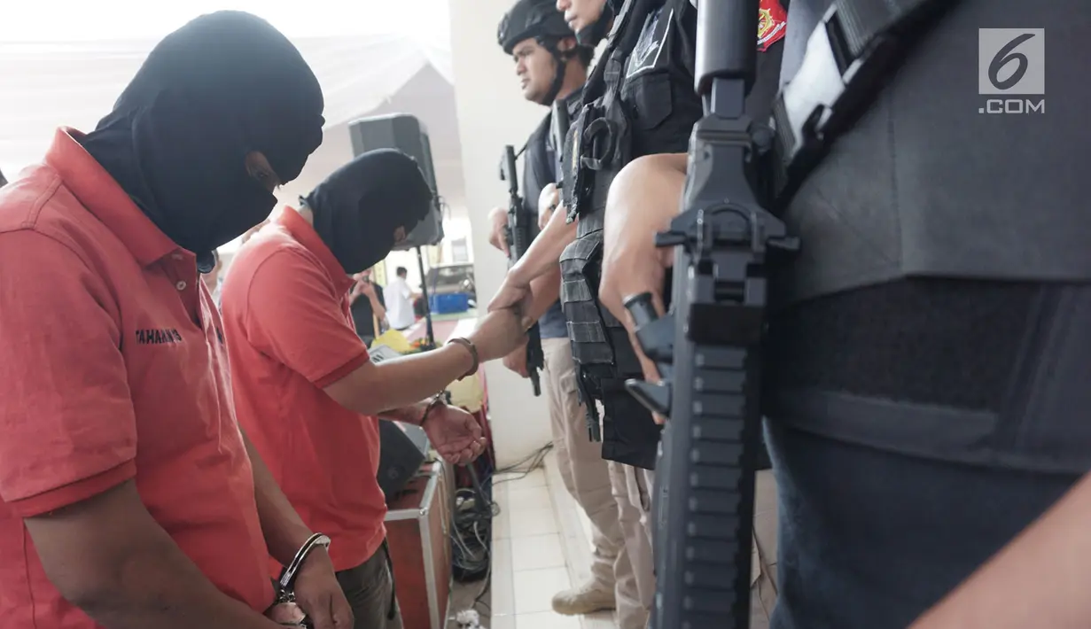 Dua pelaku pembunuhan buruh pabrik di Kabupaten Tangerang dihadirkan saat rilis kasus di Mapolres Tangerang Selatan, Kamis (5/7). Tim Vipers Reskrim menangkap pembunuh sadis terhadap Iwan Wahyuda (39) setelah dua hari pengejaran. (Merdeka.com/Arie Basuki)
