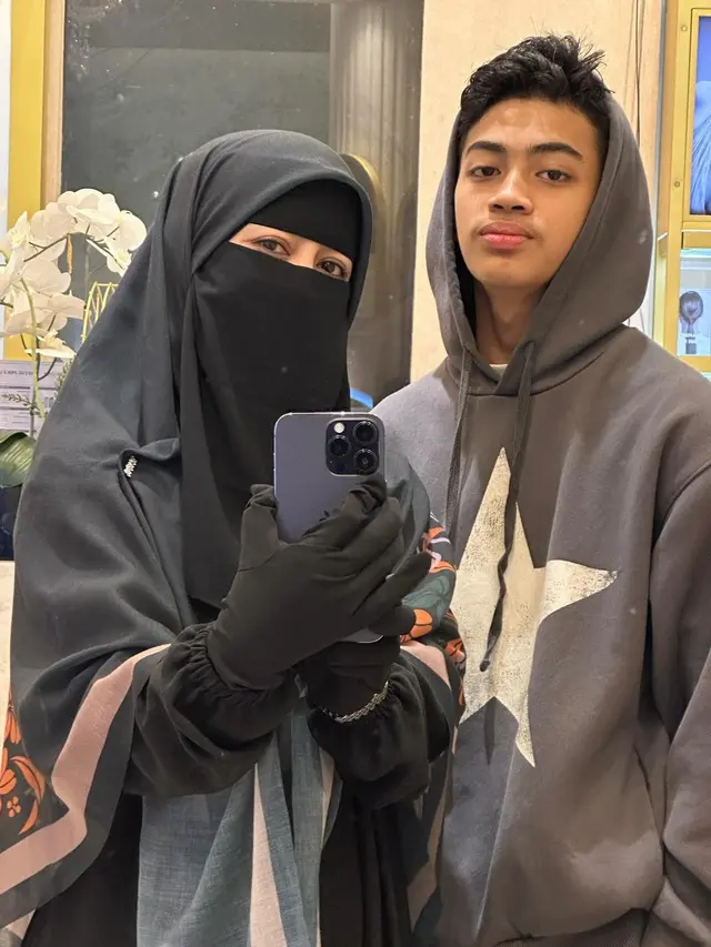 Potret Umi Pipik Antarkan Putra Bungsu Potong Rambut, Attaya Bilal Makin Ganteng dengan Model Rambut Baru
