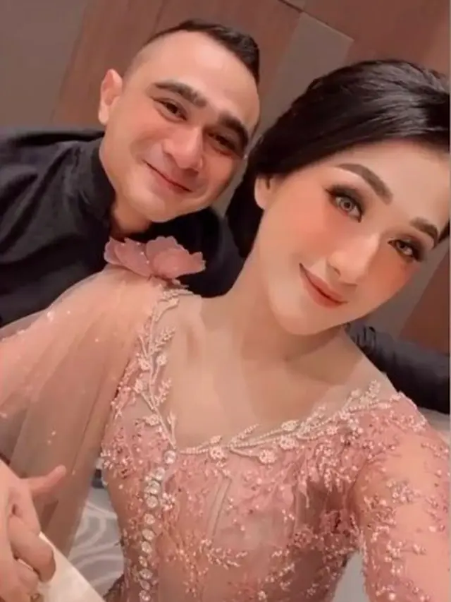 Momen Tunangan Briptu Muthia Syahra, Putri Artis Senior Yanti Yasser. (Sumber: Instagram/yantiyasser)
