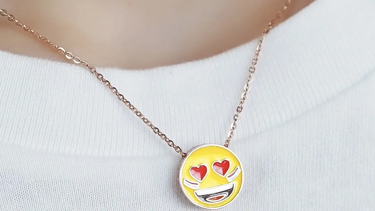 Perhiasaan dengan karakter emoji bernuasa Kemerdekaan/dok. UBS Gold