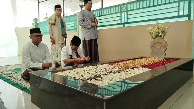Cagub Jakarta Pramono Anung Ziarah ke Makam KH Zainuddin MZ