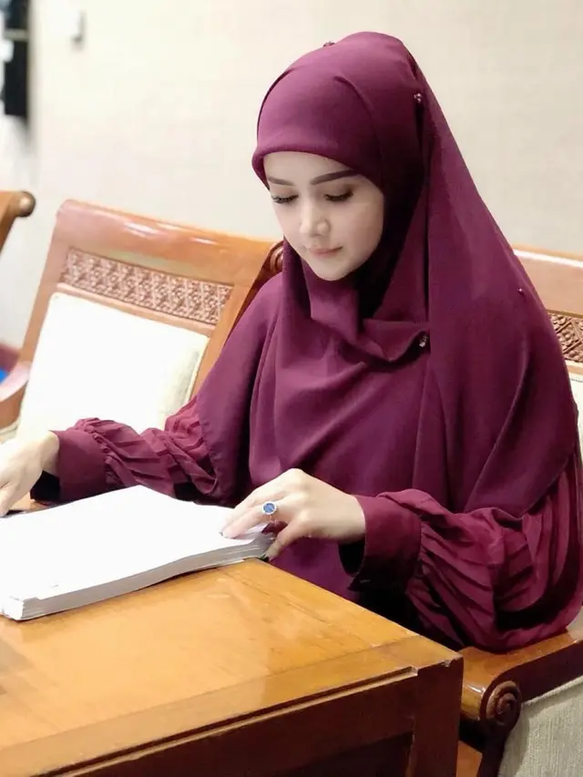Jadi Anggota DPR, 6 Gaya Hijab Mulan Jameela Ini Curi Perhatian