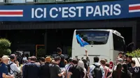 Wartawan dan penggemar mengikuti kedatangan Paris Saint-Germain (PSG) dengan bus tim mereka di hotel pada malam pertandingan final Liga Champions UEFA antara Inter Milan dan Paris Saint-Germain (PSG) di Munich, Jerman selatan, pada 30 Mei 2025. (FRANCK FIFE/AFP)