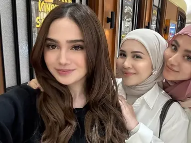 Syifa Hadju, Kesha Ratuliu, dan Margin Wieheerm tampil dengan busana yang simpel. Meski Syifa hanya pakai sweater, Kesha memakai kemeja putih dan Margin pakai baju kaus, namun penampilan ketiganya tetap stylish. Polesan makeup natural membuat Syifa, Kesha, dan Margin jadi makin cantik. Sudah jadi ibu, kebersamaaan Kesha dan Margin Wieheerm seperti ABG di foto ini. (Liputan6.com/IG/@kesharatuliu05)