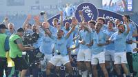 Para pemain Manchester City merayakan gelar juara Liga Inggris di Stadion American Express Community, Brighton, Minggu (12/5). City juara setelah unggul satu poin dari Liverpool. (AFP/Glyn Kirk)