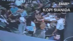 Sidang pembunuhan Wayan Mirna Salihin dengan terdakwa Jessica.  JPU menunjukkan barang bukti menunjukkan barang bukti rekaman CCTV