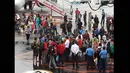 Sejumlah calon penumpang Lion Air memprotes petugas maskapai karena keterlambatan pemberangkatan mereka di Bandara Soekarno-Hatta Cengkareng, Tangerang, Kamis (19/2/2015). (twitter.com/@Thony_nox) 