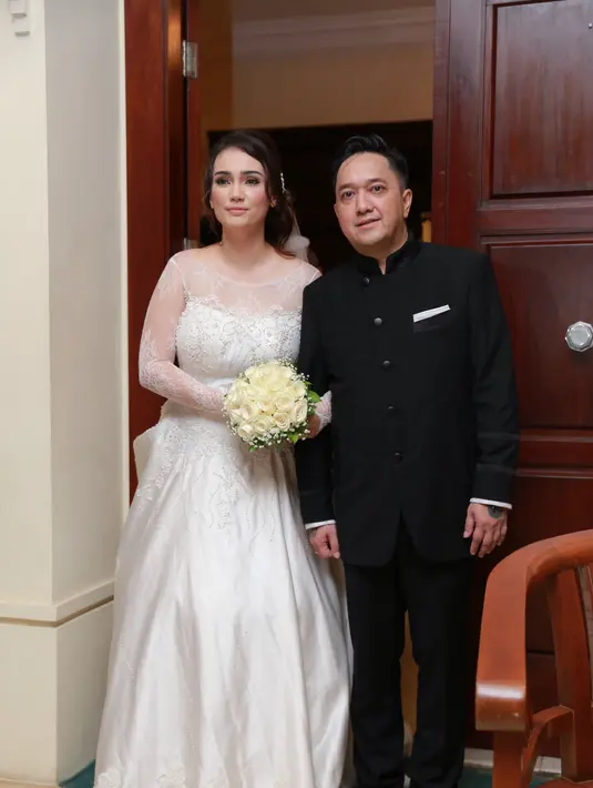 Acara selanjutnya nyanyian penyerahan yakni lagu 'Father We Commit To You' dan berlanjut Penyerahan Surat Nikah Gereja. (Galih W Satria/Bintang.com)