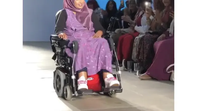 Faduma Farah dari Faduma Fellowship yang merencang pakaian pengguna kursi roda