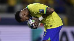 Pemain Brasil, Neymar mencium bola sebelum melakukan tendangan penalti ke gawang Bolivia pada laga Kualifikasi Piala Dunia 2026 di Jornalista Edgar Proença 'Mangueirao' stadium, Belem, Brasil, Sabtu (9/9/2023) pagi WIB. Neymar mencetak dua gol pada menit ke-61 dan ke-90+3. (AFP/Carl De Souza)