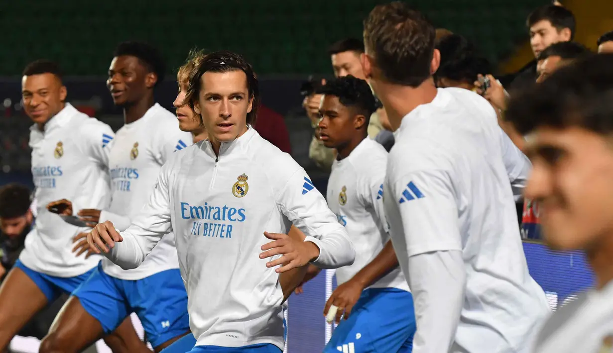 Bek Real Madrid asal Spanyol, Alvaro Carreras saat mengikuti sesi latihan di Stadion Almaty Ortalyk, Almaty, Kazakhstan, pada 29 September 2025. (VYACHESLAV OSELEDKO/AFP)