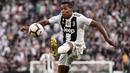 Bek Juventus, Alex Sandro, mengontrol bola saat melawan Fiorentina pada laga Serie A 2019 di Stadion Juventus, Sabtu (20/4). Juventus menang 2-1 atas Fiorentina. (AFP/Marco Bertorello)