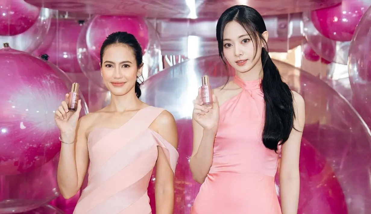 Tzuyu, member termuda girlgruo TWICE ini datang langsung dari Korea Selatan sebagai duta global Pond's. Idol K-pop kelahiran 1999 ini tampil anggun dalam balutan gaun rose pink panjang, yang menutupi mata kakinya. Busana itu membuat Tzuyu tampak segar karena berpadu dengan kulitnya yang putih bersih. (Liputan6.com/IG/@pevpearce)