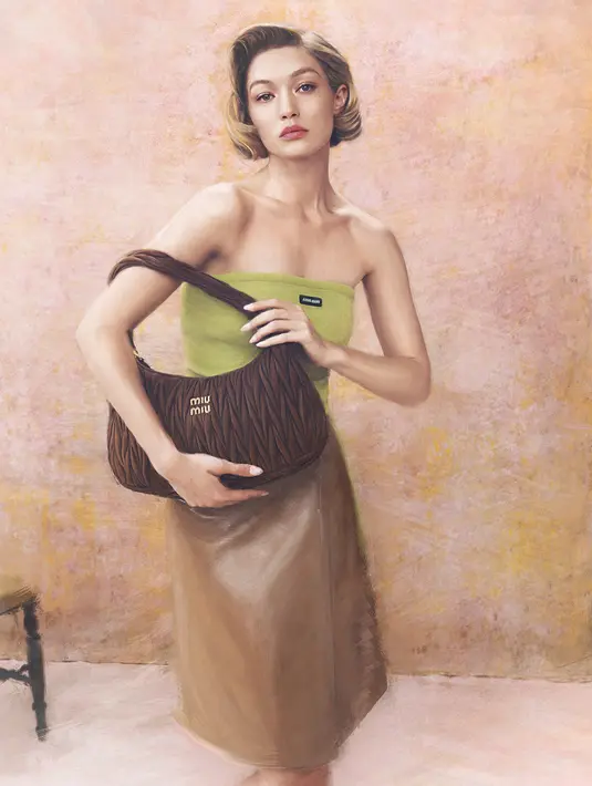 Dengan nuansa khas lukisan masa lalu, Gigi Hadid pamer pose dengan handbag Wander dan Arcadie