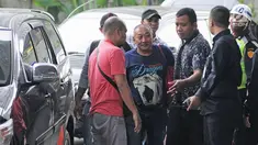 Dirut PT Sinar 99 Permai, Wilhelmus Iwan Ulumbu (tengah) tiba di gedung KPK, Jakarta, Senin (12/2). Wilhelmus ditetapkan sebagai tersangka terkait kasus dugaan suap terkait proyek infrastruktur di Kabupaten Ngada, NTT. (Liputan6.com/Herman Zakharia)