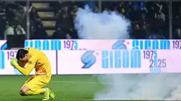 Kiper US Cremonese, Emil Audero bereaksi saat suar meledak di lapangan selama pertandingan pekan ke-23 Serie A Italia melawan Inter Milan di Stadion Giovanni Zini, Cremona, Italia utara, Minggu 1 Februari 2026 waktu setempat atau Senin (2/2/2026) dini hari WIB. (Piero CRUCIATTI/AFP)