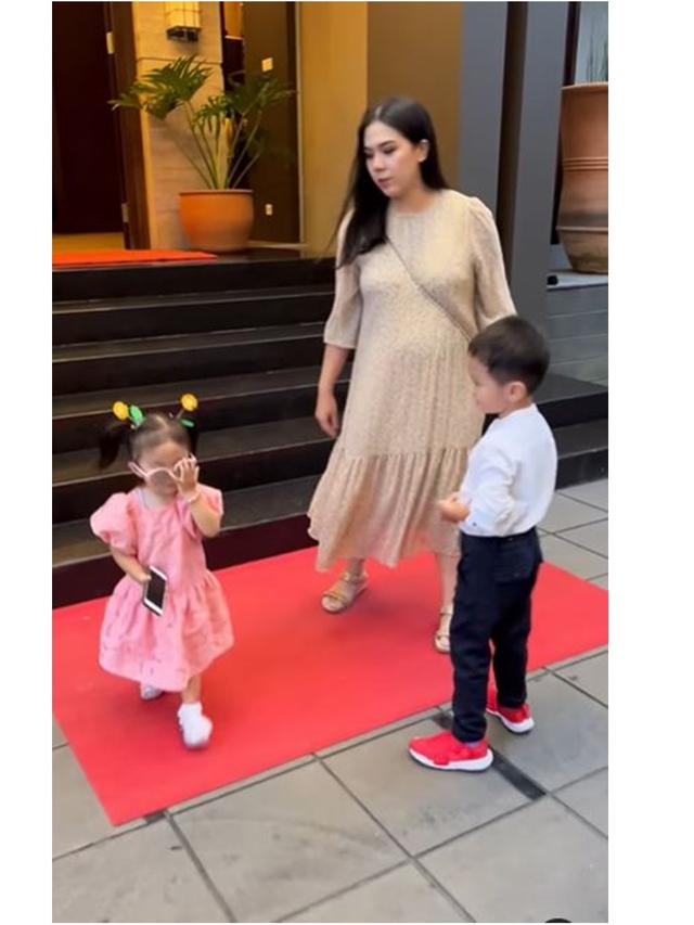 6 Potret Baby Bump Chef Devina Hermawan di Kehamilan Ketiga, Tetap Menawan