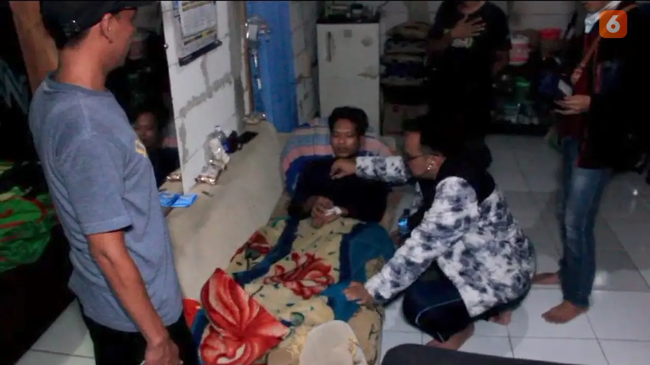 Petugas kesehatan saat memeriksa pasien korban keracunan makanan acara pernikahan di Sukabumi (Liputan6.com/Fira Syahrin).