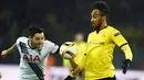 ierre-Emerick Aubameyang (kanan) mencetak satu gol saat  Dortmund mengalahkan Tottenham 3-0 pada leg pertama 16 besar liga Europa,  Jumat (11/3/2016) dini hari WIB. (AFP/Patrik Stollarz)