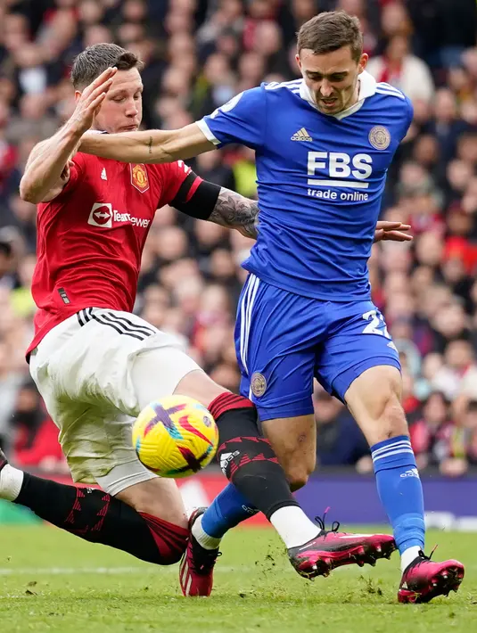 Pemain Leicester City Dennis Praet (kanan) berebut bola dengan pemain Manchester United Wout Weghorst pada pertandingan sepak bola Liga Inggris di Stadion Stamford Bridge, Manchester, Inggris, 19 Februari 2023. Manchester United mengalahkan Leicester City dengan skor 3-0. (AP Photo/Dave Thompson)