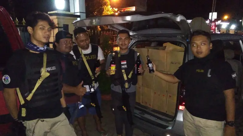 Ratusan botol miras berbagai merk disita dari kendaraan yang berhasil dikejar polisi. (Foto: Liputan6.com/Polres Cilacap/Muhamad Ridlo).