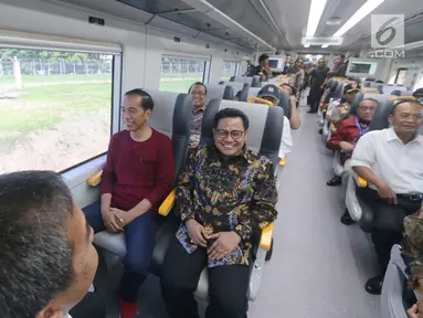 Presiden Joko Widodo (Jokowi) bersama rombongan menjajal menaiki kereta menuju Stasiun Sudirman Baru, Selasa (2/1). Jokowi bersama rombongan menjajal kereta bandara usai peresmian Stasiun Bandara Soekarno-Hatta. (Liputan6.com/Pool/Kurniawan)