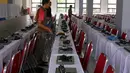 Teknisi menginstal laptop untuk tes calon pegawai negeri sipil (CPNS) di GOR Kelapa Gading, Jakarta Utara, Jumat (26/10). Tempat ini akan menjadi lokasi tes CPNS yang akan dilangsungkan pada Sabtu, 26 Oktober 2018. (Liputan6.com/JohanTallo)