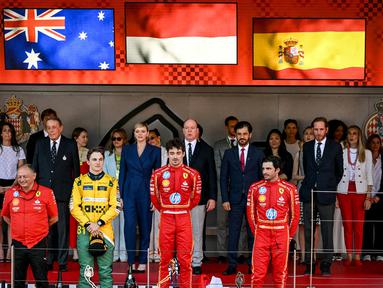 Pembalap Ferrari, Charles Leclerc (tengah) berhasil memenangkan balapan Formula 1 GP Monaco 2024 di Circuit de Monaco, Minggu (26/05/2024). Ini menjadi kemenangan kandang perdana pembalap asal Monaco tersebut. (AFP/Nicolas Tucat)