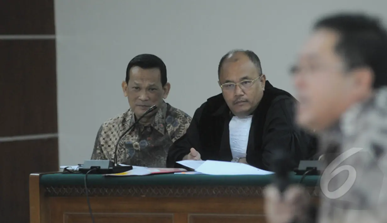 Terdakwa Brigjen Pol Didik Purnomo (kiri) memperhatikan kesaksian dari Direktur PT Citra Mandiri Metalindo Abadi, Budi Susanto, Pengadilan Tipikor, Jakarta, Kamis (12/2/2015). (Liputan6.com/Herman Zakharia)