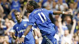 Striker Chelsea, Didier Drogba (kanan) merayakan gol dalam pertandingan Liga Premier antara Chelsea versus Hull City di Stamford Bridge, London, 15 Agustus 2009. AFP PHOTO/IAN KINGTON