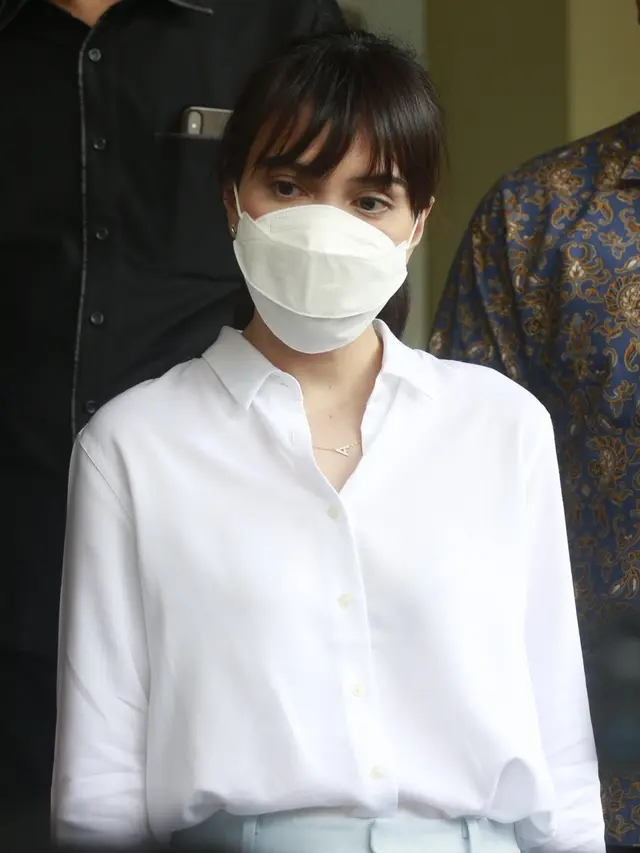 Shandy Aulia saat menjalani pemeriksaan di Polda Metro Jaya, Kamis (4/11/2021)