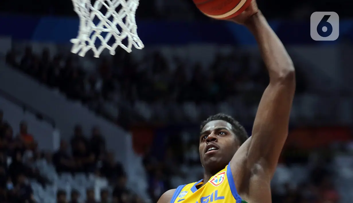 Pemain timnas basket Brasil, Georginho De Paula saat melawan Spanyol pada penyisihan Grup G FIBA World Cup 2023 di Indonesia Arena, Gelora Bung Karno, Jakarta, Senin (28/8/2023). (Liputan6.com/Helmi Fithriansyah)