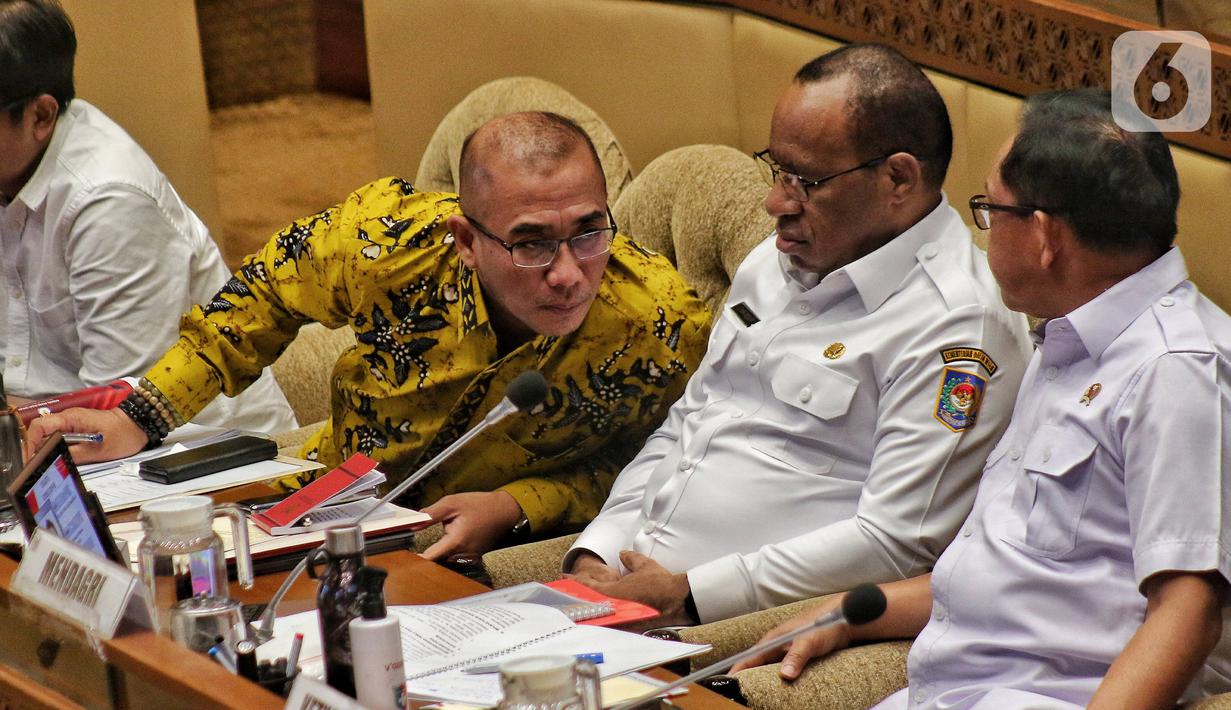 Menteri Dalam Negeri (Mendagri) Tito Karnavian (kanan), Wamendagri John Wempi Wetipo (tengah), dan Ketua KPU Hasyim Asy'ari (kiri), mengikuti rapat dengar pendapat dengan Komisi II DPR di Kompleks Parlemen, Senayan, Jakarta, Rabu (31/8/2022). Rapat tersebut membahas mengenai persiapan Pemilu 2024 dan persiapan Pemilu di Papua. (Liputan6.com/Angga Yuniar)