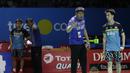 Pelatih Indonesia, Aryono Minarat, memeberi arahan kepada Kevin Sanjaya, saat melawan wakil Jepang, Takuto Inoue/Yuki Kaneko, pada Indonesia Open 2019 di Istora, Jakarta, Selasa (16/7). Pasangan Indonesia menang 20-22, 21-16, 21-14. (Bola.com/M Iqbal Ichsan)