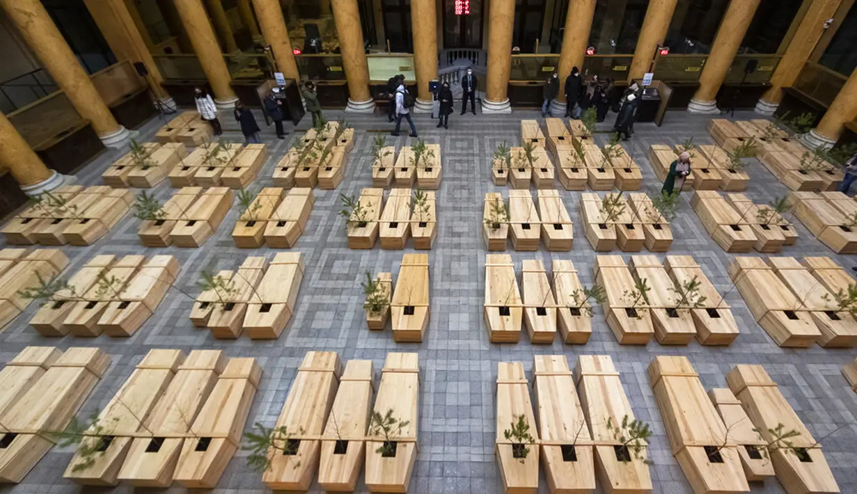 Pengunjung melihat instalasi 'Ex It' karya seniman terkenal dunia Yoko Ono usai upacara pembukaan Ibu Kota Kebudayaan Eropa di ruang utama Bank of Lithuania Cabang Kaunas, Kaunas, Lithuania, 22 Januari 2022. Kaunas ditetapkan sebagai salah satu Ibu Kota Kebudayaan Eropa. (AP Photo/Mindaugas Kulbis)