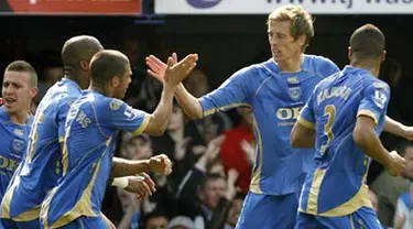 Portsmouth&#039;s striker Peter Crouch celebrates scoring his first goal during their Premier League match against Everton at Fratton Park in Portsmouth, on March 21, 2009. AFP PHOTO/Glyn Kirk