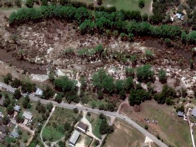 Gambar selebaran milik Maxar Technologies ini menunjukkan jalan raya negara bagian Texas 39 setelah banjir bandang di sepanjang Sungai Guadalupe di Hunt, Texas pada 8 Juli 2025. (Foto oleh Citra satelit ©2025 Maxar Technologies/AFP)
