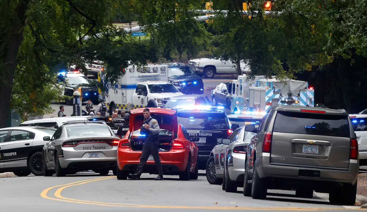 Penegakan hukum berkumpul setelah ada laporan tentang "orang bersenjata dan berbahaya" di Universitas North Carolina, Chapel Hill, North Carolina, Amerika Serikat, Senin (28/8/2023). (Kaitlin McKeown/The News & Observer via AP)