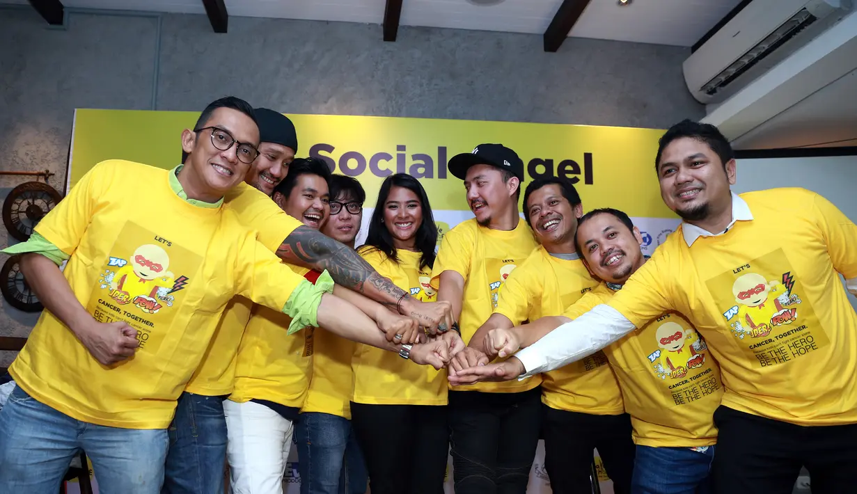 Para selebriti partisipan di acara konferensi pers ‘Botakin Selebriti Shave For Hope 2015’ di Patio, Kebayoran Baru, Jakarta Selatan, Selasa (11/8/2015). (Wimbarsana/Bintang.com)