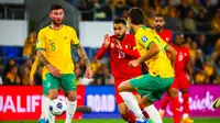 Komail Alaswad (kanan) dari Bahrain mengontrol bola di samping Aiden O'Neill (Kiri) dari Australia dan Alessandro Circati (kanan) pada pertandingan sepak bola kualifikasi Piala Dunia 2026 antara Australia dan Bahrain di Stadion Super Cbus di Gold Coast pada 5 September, 2024. (Patrick HAMILTON / AFP)