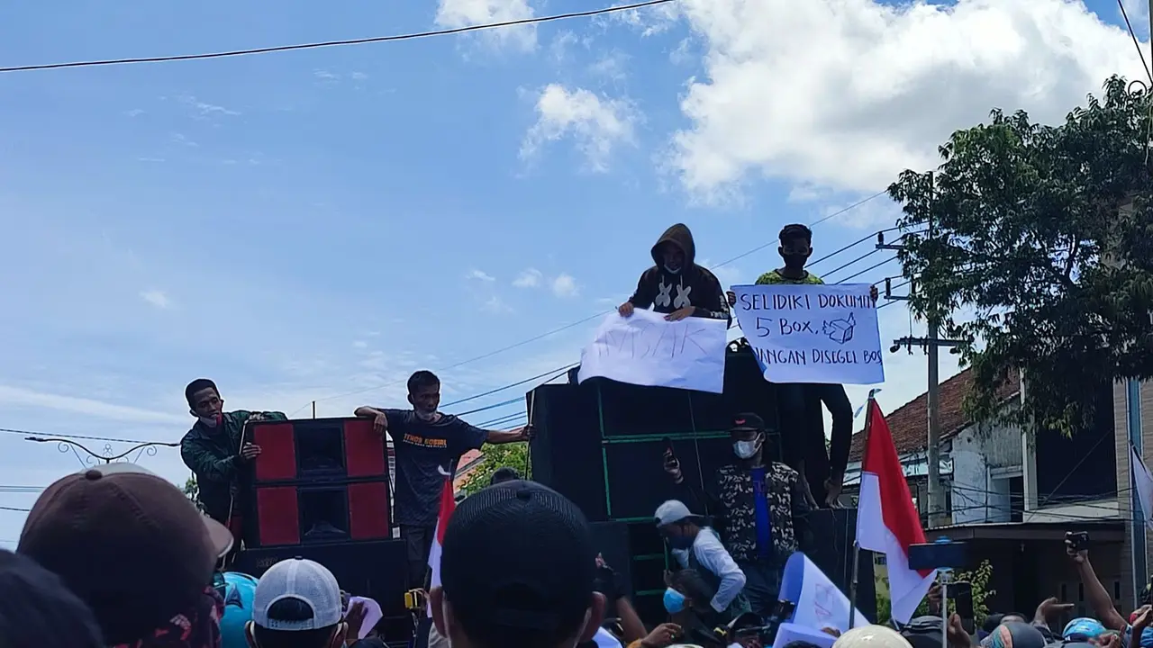 Demo mendesak usut dugaan korupsi rekayasa UKL-UPL yang menjadi syarat pengajuan dana Pemulihan Ekonomi Nasional (PEN)  di Dinas Lingkungan Hidup (DLH) Situbondo. (Dian Kurniawan/Liputan6.com)