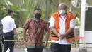 Pemilik Grup Dempo Muhammad Yamin Kahar (kanan) penyuap Bupati Solok Selatan Muzni Zakaria tiba di Gedung KPK, Jakarta, Kamis (19/3/2020). Kahar diperiksa sebagai tersangka untuk melengkapi berkas suap proyek jembatan dan pembangunan masjid Solok senilai Rp 69,8 miliar. (merdeka.com/Dwi Narwoko)