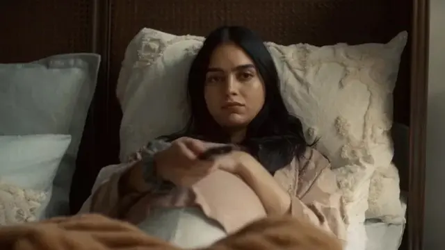 Momen Julie yang diperankan Melissa Barrera mulai merasa suntuk karena harus bed rest di rumah barunya.